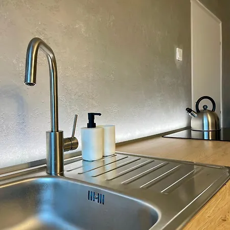 Authentic Self Check-in In Vibrant Ruzinov Area, Komarnicka 42, Appartement Bratislava
